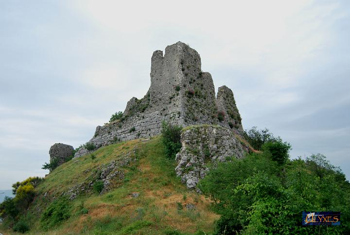 ruderi del castello di morcone.JPG